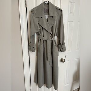 Vintage trench coat. Light grey. Size 6. Brand: Gallery